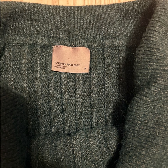 2/20$ Vero Moda Svea Off-Shoulder Ribbed Knit Sweater Medium Forest Green - Picture 2 of 6